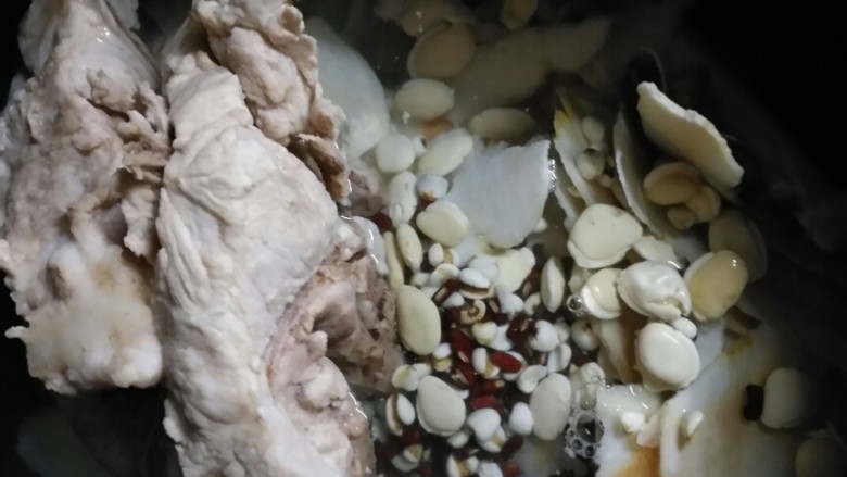 猪骨煲土茯苓,所有材料放入压力锅煲30分钟。