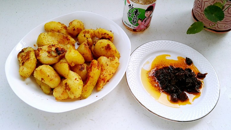麻辣孜然小土豆,小土豆蘸仲景香菇酱味道更好,这一大盘不够儿子一人吃的。