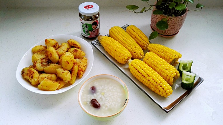 麻辣孜然小土豆,麻辣孜然小土豆搭配一锅出的砂锅玉米棒、红枣豌豆大米粥,黄瓜桶、仲景香菇酱,今天的早餐简单又美好!