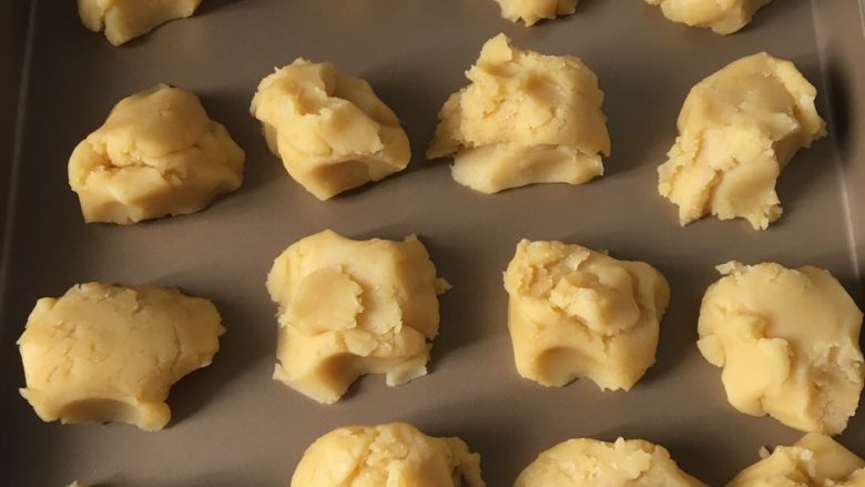 冰镇木糖醇绿豆糕,稍冷却一下,分成四十克的小团