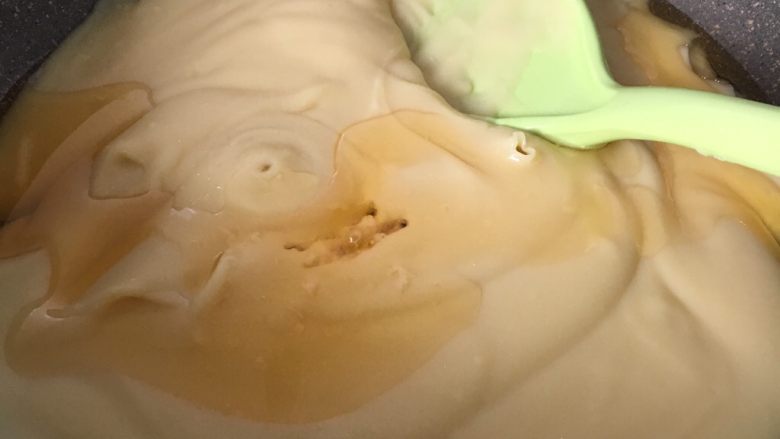冰镇木糖醇绿豆糕,油被绿豆充分吸收后,再加25克玉米油,同样的方法,炒至充分吸收