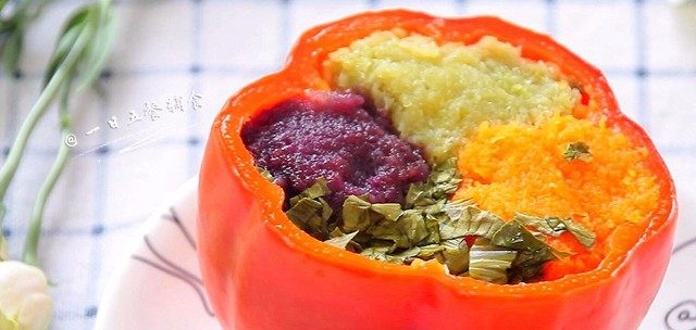杂蔬蒸饭,冷水上锅,上汽后蒸15分钟。
🌻小贴士:好了直接拿出来,不要焖,我当时在忙别的事情,打开来发现菜黄了。。