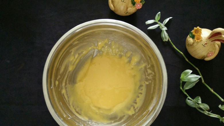水果千层盒子,搅拌至无干粉状态,待用。