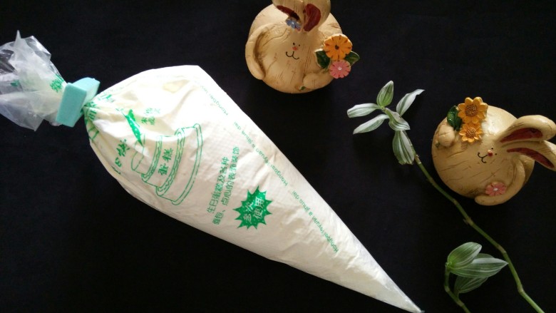 水果千层盒子,装入裱花袋,备用。