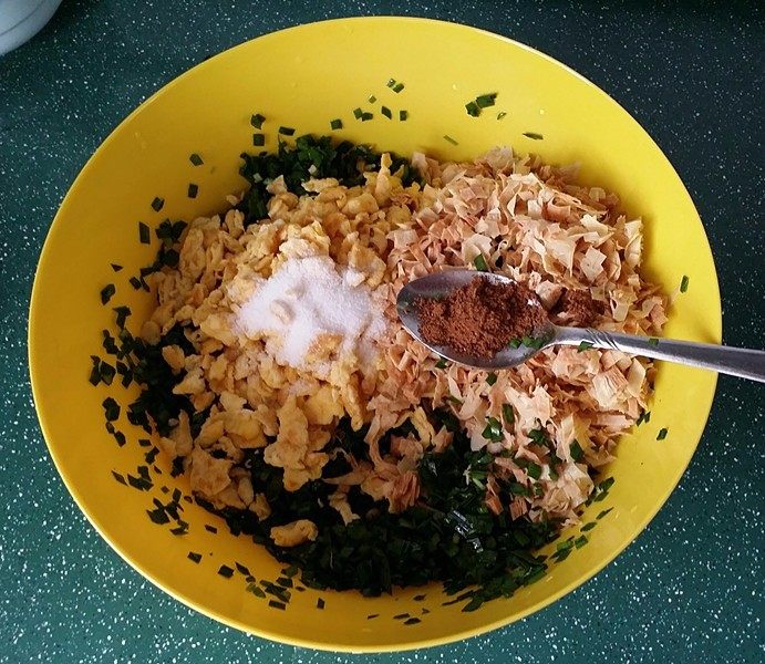 豆腐锅巴韭菜盒子,倒入鸡蛋、豆腐锅巴碎,加食盐和<a style='color:red;display:inline-block;' href='/shicai/ 744'>五香粉</a>
