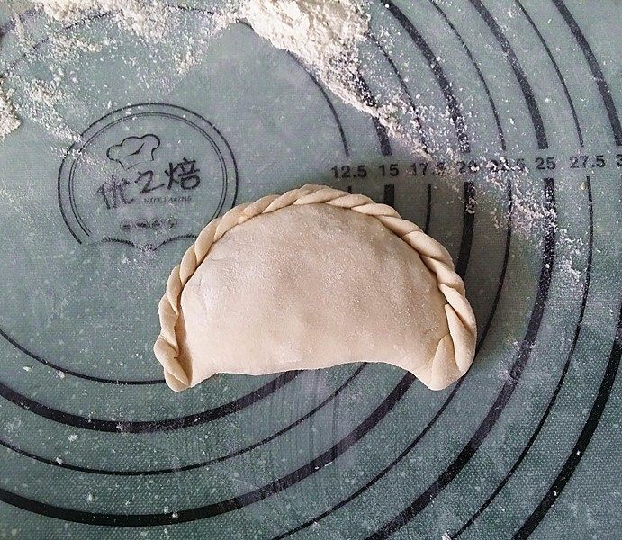 豆腐锅巴韭菜盒子,上下对折捏实,再捏成一花边状