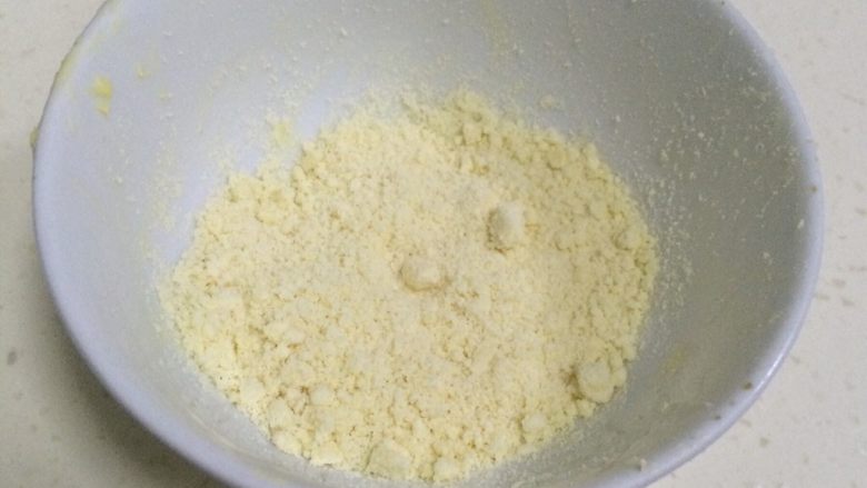 红豆葡萄干松饼,称取20克做为酥粒,放一旁备用。