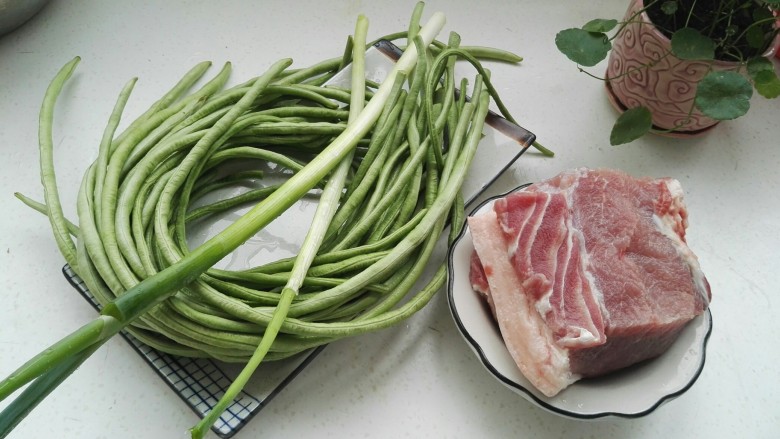 猪肉豆角馅饺子,准备好的原料。