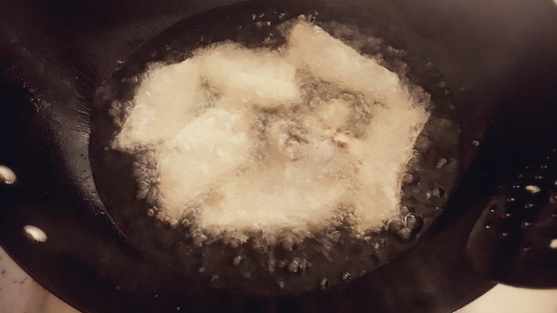 番茄酱带鱼,待油七成热,下裹好生粉的带鱼,炸至金黄色,捞出。