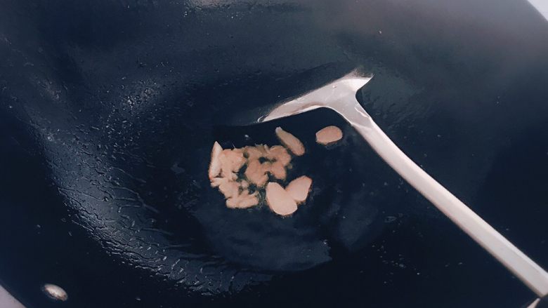 番茄酱带鱼,留少许油,加热,下蒜片,姜末,炒出香味。