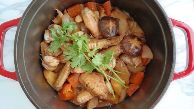 什蔬蒜香鸡翅,放上根香菜 可以开吃了