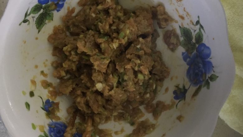 猪肉馄饨,加入适量的油盐酱油三十香鸡精调味
