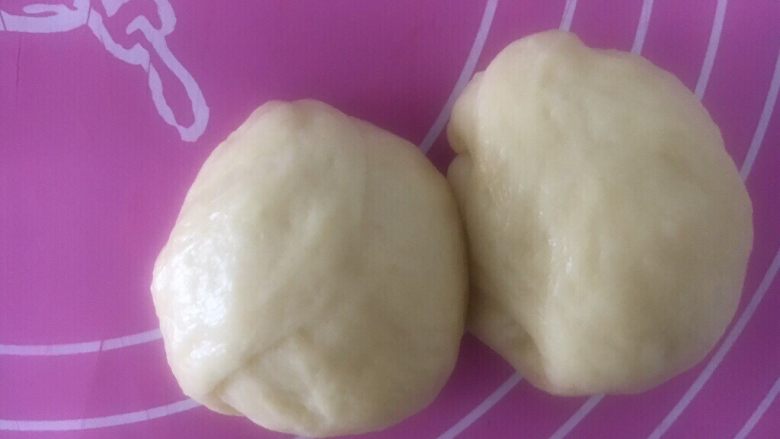 睡猫吐司,剩余的3个白色小面团,2个合在一起