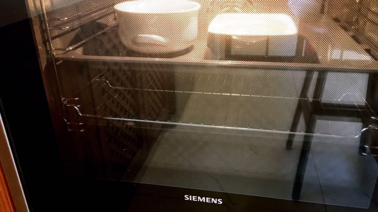 火腿芝士焗饭,烤箱预热,180度上下火,中层烤15分钟。