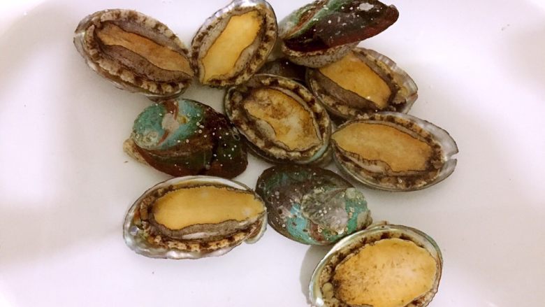 小鲍鱼焖五花肉,将小鲍鱼泡在清水里，多换几次水，可以除去泥沙？