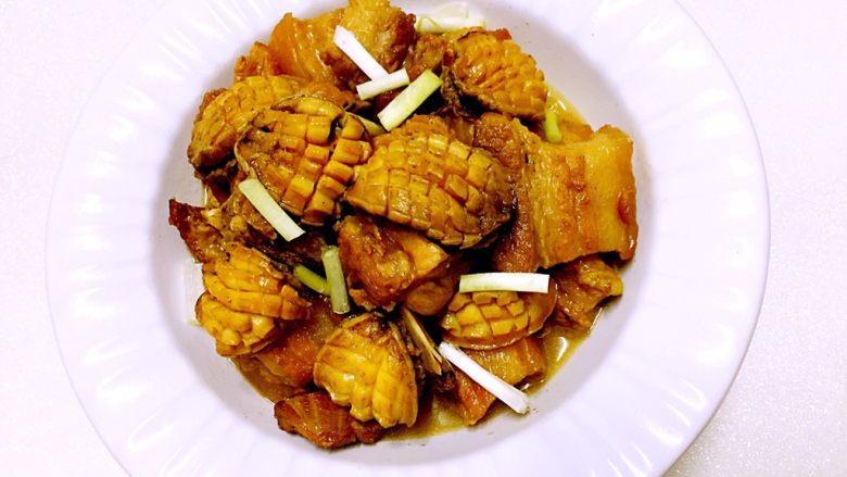 小鲍鱼焖五花肉,装盘，撒葱花。香糯的小鲍鱼烧五花肉出锅喽……