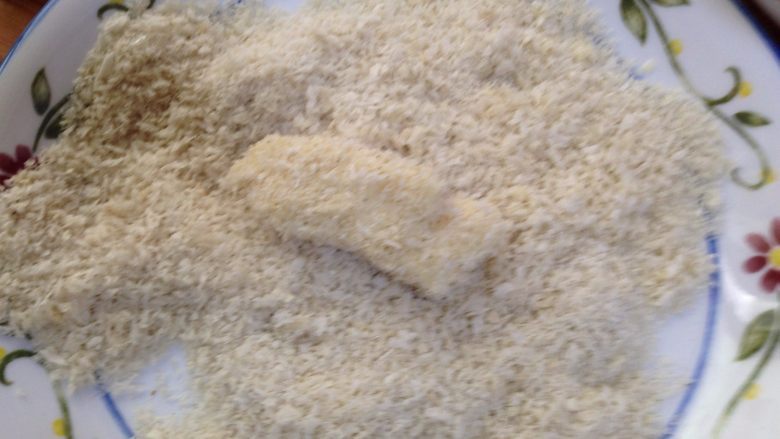 脆皮炸鲜奶,然后裹上面包糠(用手轻轻压一下,这样面包糠会沾的牢一些)