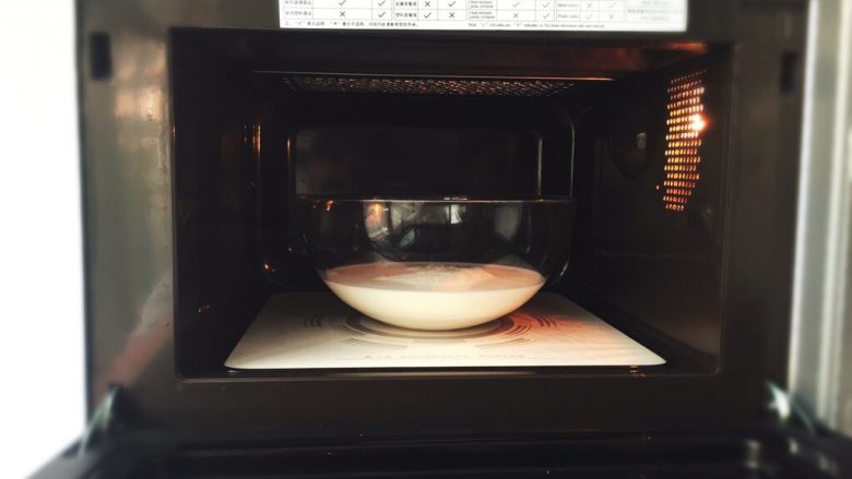 榴莲千层蛋糕,可以隔水加热,我比较懒,微波炉加热了,哈哈,只需要40秒