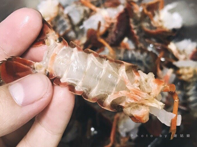 麻辣小龙虾,做法:小龙虾洗洗刷刷彻底刷干净,能有多干净就刷得多干净!可尖掉头前面的尖处位置也可以跟我一样去掉整个虾头,只留小龙虾的身!然后去掉小龙虾的虾线,超级容易去除,小龙虾尾巴有5瓣尾巴,揪住最中间也就是第三片然后拧着揪初开,虾线就出来了!再次洗干净小龙虾,沥干水分备用