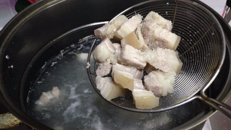 小土豆炖肉,五花肉放入冷水中煮开焯水(捞出肉时,一定要大火从中间捞,这样可以避免捞出浮沫)