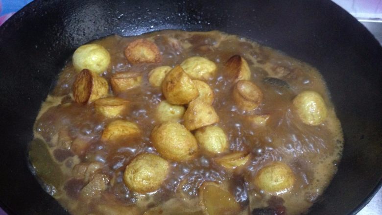 小土豆炖肉, 猪肉炖至8成熟时倒入小土豆,加入盐调味