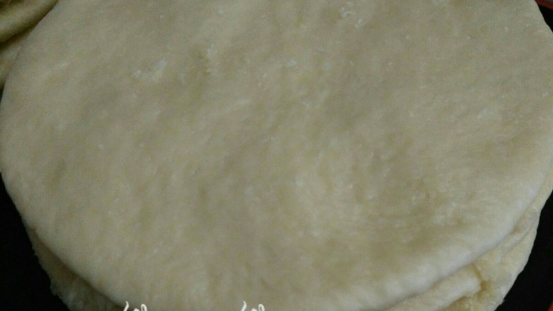 椰蓉手撕面包,五层都盖好后,包上保鲜膜放冰箱冷藏松弛30分钟。