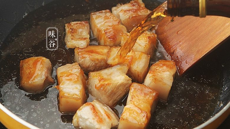 西瓜皮烧肉,倒入<a style='color:red;display:inline-block;' href='/shicai/ 718'>料酒</a>,要没过五花肉;
