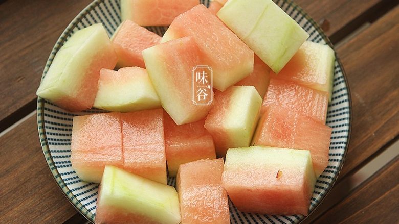 西瓜皮烧肉,<a style='color:red;display:inline-block;' href='/shicai/ 2009'>西瓜皮</a>切去大部分剩余的红色的瓜肉,削掉瓜皮,切成小块;