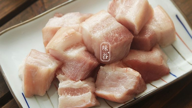 西瓜皮烧肉,五花肉切成麻将大小的块;
