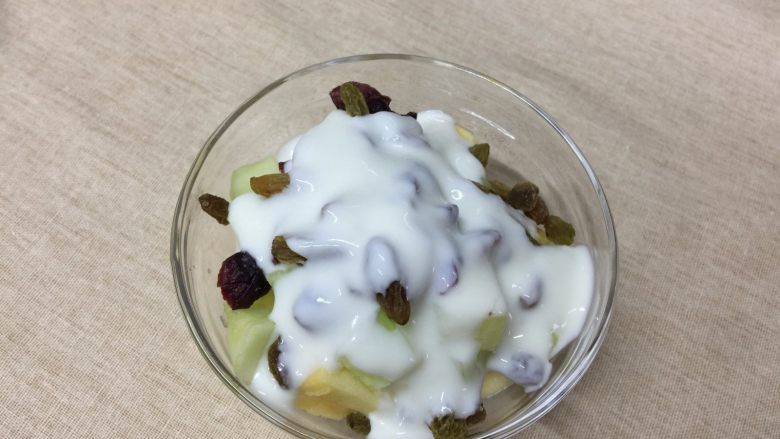 奶昔与沙拉CP,夏日冰凉组合,最后加入适量的浓稠酸奶