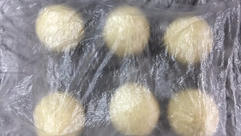 帕帕罗蒂面包,那记忆中的味道,面团分成6等份,揉圆后,盖保鲜膜静置10分钟