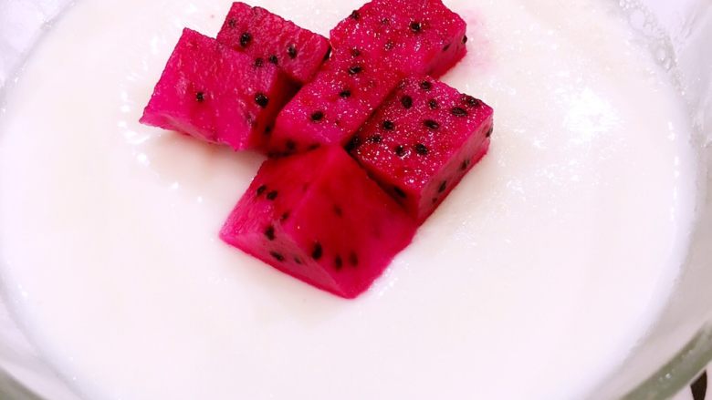 双皮奶,放上准备好的火龙果