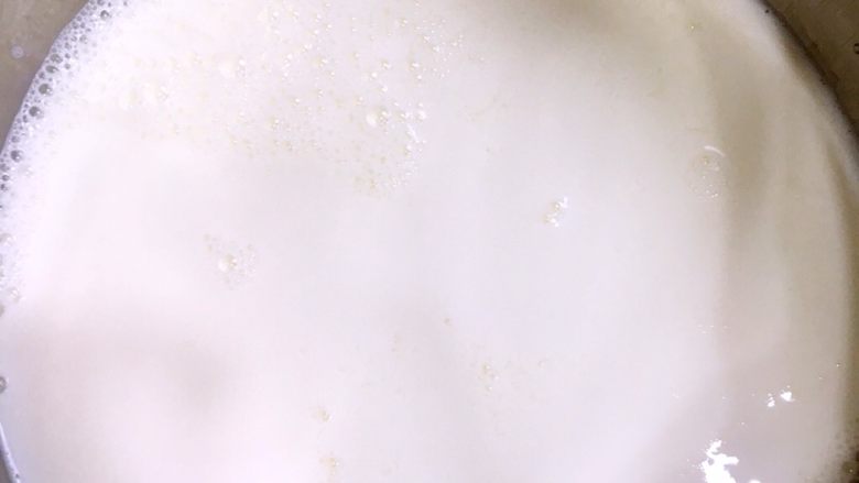 双皮奶,牛奶形成奶皮以后，用筷子轻轻挑起奶皮，将牛奶倒入蛋清混合液中，用打蛋器充分搅拌均匀。碗中只留下奶皮和少量奶液