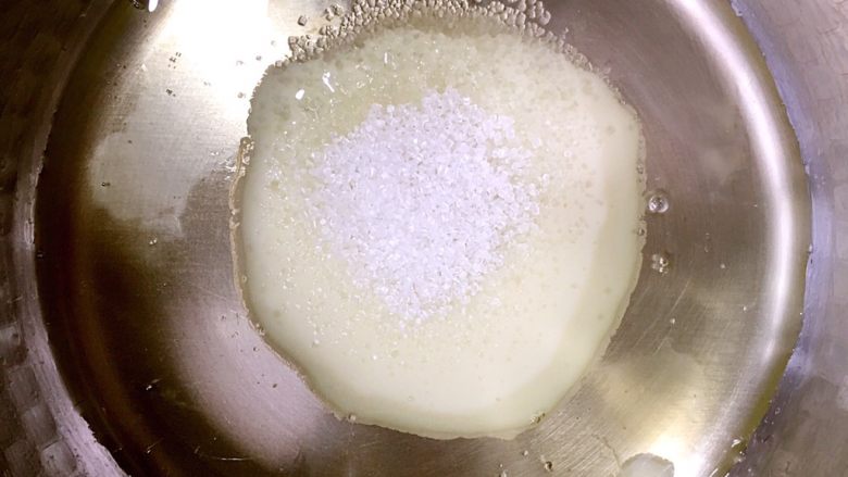 双皮奶,将蛋清、<a style='color:red;display:inline-block;' href='/shicai/ 893'>炼乳</a>和<a style='color:red;display:inline-block;' href='/shicai/ 869'>白砂糖</a>倒入容器中，用打蛋器搅拌均匀