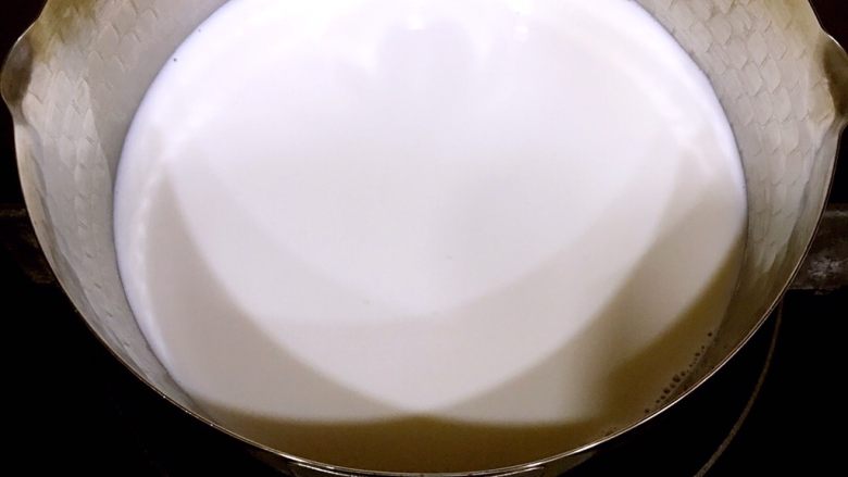 双皮奶,<a style='color:red;display:inline-block;' href='/shicai/ 219'>牛奶</a>倒入锅中，中火煮到微开（注意，千万不要煮沸了，不容易形成奶皮）