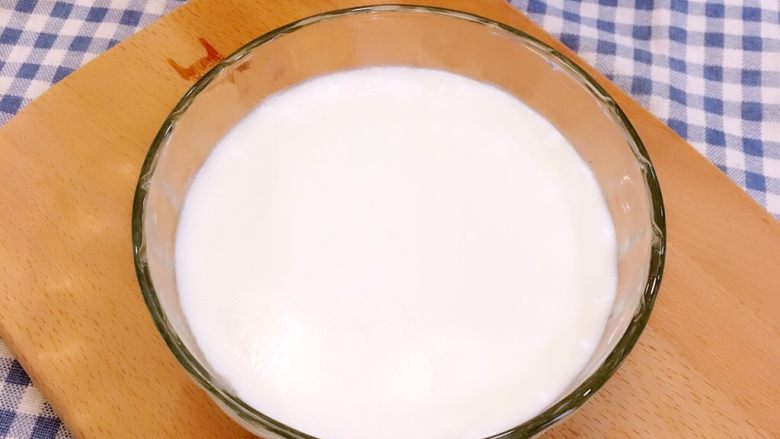 双皮奶,放凉以后，放入冰箱冷藏1个小时