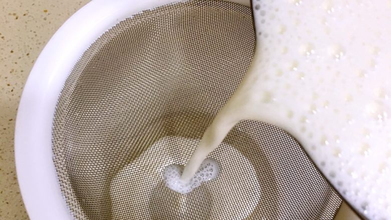 双皮奶,将奶液过筛三遍，去除泡沫