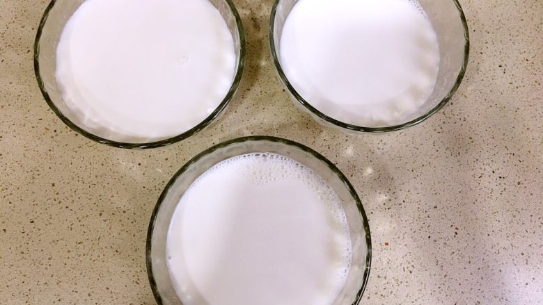 双皮奶,煮好的牛奶倒入碗中，静置15分钟，使之慢慢形成奶皮。