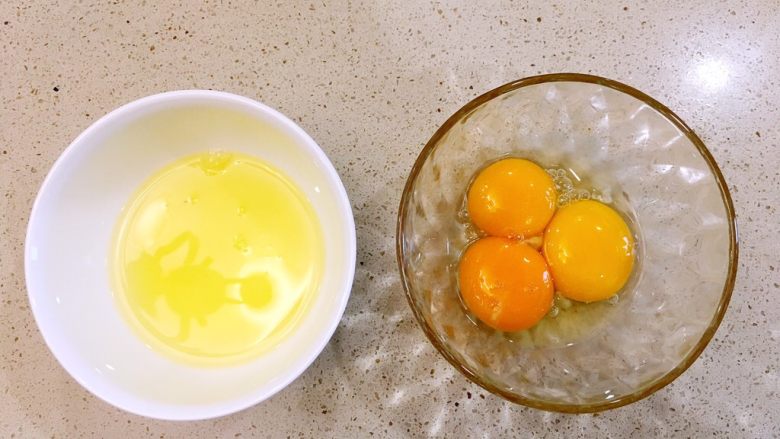 双皮奶,将<a style='color:red;display:inline-block;' href='/shicai/ 9'>鸡蛋</a>的蛋清和蛋黄分离