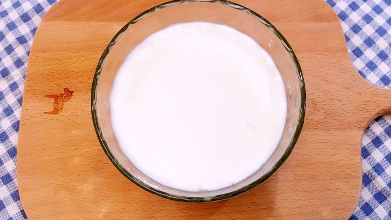 双皮奶,喜欢吃热的可以放至微热的时候直接吃。