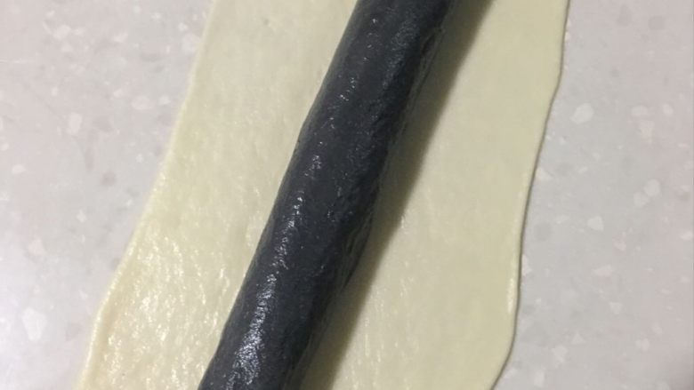 豹纹吐司,在用白色面皮完全包裹黑色长条,长条两头要收紧封好。
