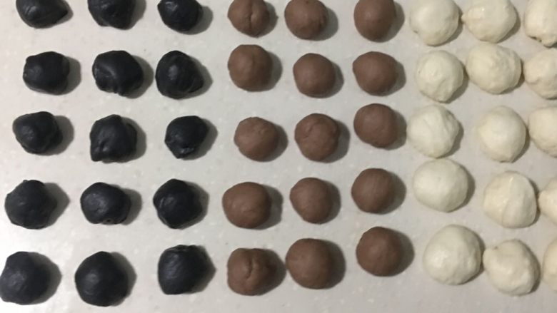 豹纹吐司,再分别平均分成15个面团,大小大概就好,不均匀的面团出来的图案才自然。