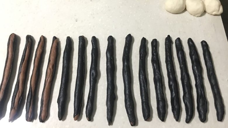 豹纹吐司,留下几个黑色面皮不要全包了咖啡色长条,这样出来的图案不规则才美。