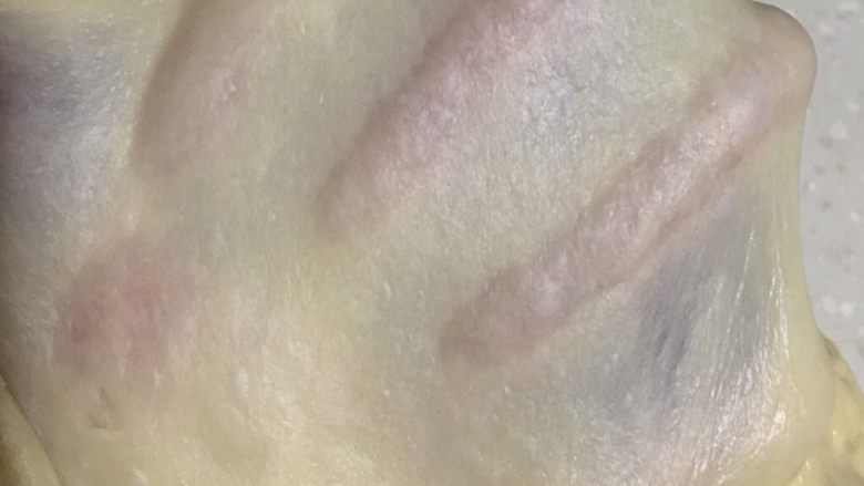 豹纹吐司,面包机揉面至面团达到扩展阶段状态,即揉出手膜即可。
