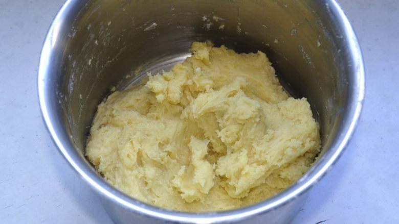 乌龟菠萝包,7、拌匀,放入冰箱冷藏备用