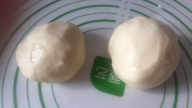双色梅花吐司,面团取出来倒在操作台上,分出一个140克的面团。