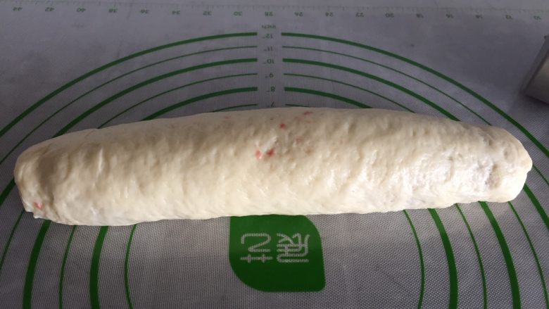 双色梅花吐司,把面片卷成圆筒状,收口处轻轻捏紧。