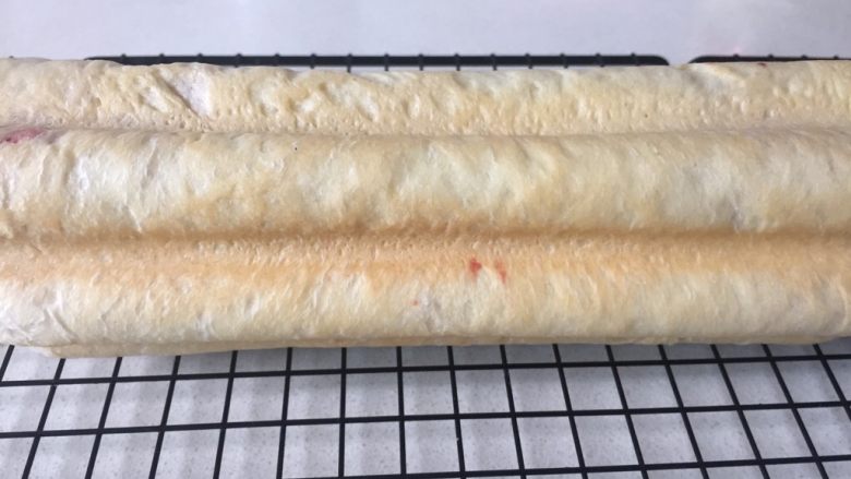 双色梅花吐司,出炉立马脱膜放晾网架散热。
这个模具我第一次用,用170度35分钟烤的火候有点欠缺,模具内部最好刷油或用脱膜膏,我这个是用一个小的刮刀慢慢弄下来的。