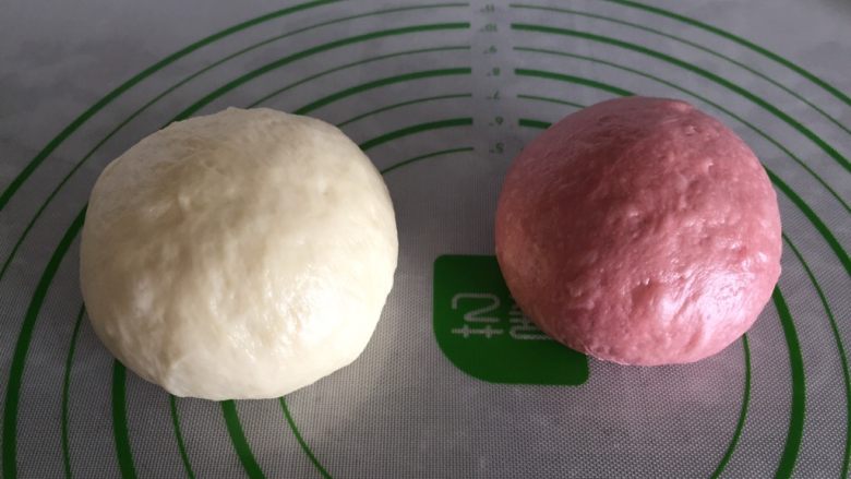 双色梅花吐司,面团拿出来排气滚圆,盖保鲜膜松弛20分钟。
