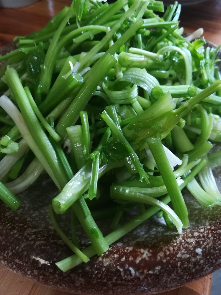 滇味糊辣鱼
,这个香芹菜是铺在鱼的锅底的。

制作时的过程没有拍图，下面就把过程写下来吧。
第一步:鱼处理好，鱼肉削片，鱼骨鱼头剁成块状。

第二步:倒入料酒，同时放入少许食盐，腌制10分钟入味。

第三步:把葱姜蒜改刀后，炒锅内倒入食用油烧热，放入葱姜蒜和豆瓣酱八角煸炒出香。

第四步:把鱼骨和鱼头加入煸炒好的底料中，倒入开水大火煮沸后，放入鱼片继续大火鼎沸后关火。

第五步:在另一个干净的双耳锅里面以香芹菜打底，把刚才煮好的鱼倒入郭中。

第六步:取一口干净的炒锅，锅内倒油烧热，把干辣椒、花椒一起放入油锅内炒出香味关火。

第七步:香菜一把放在已经煮好的鱼上面，然后把刚才炒作的辣椒花椒油淋在鱼和香菜上面即可。